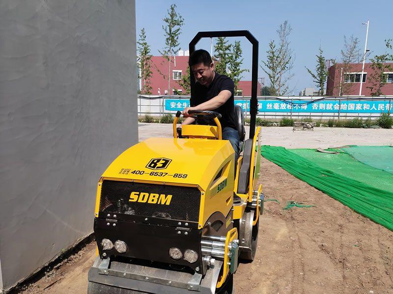 座駕振動壓路機在惡劣環(huán)境下如何工作？
