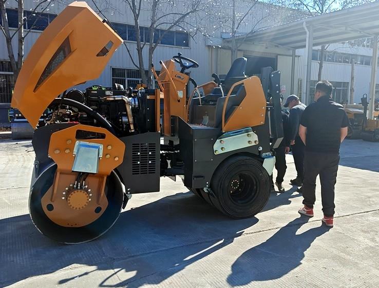 3月18日，哈薩克斯坦客戶來(lái)廠體驗(yàn)考察5噸膠輪壓路機(jī)
